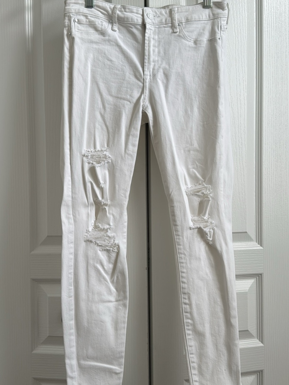 Abercrombie & Fitch White Distressed Skinny Jeans - Ripped Knee Detail